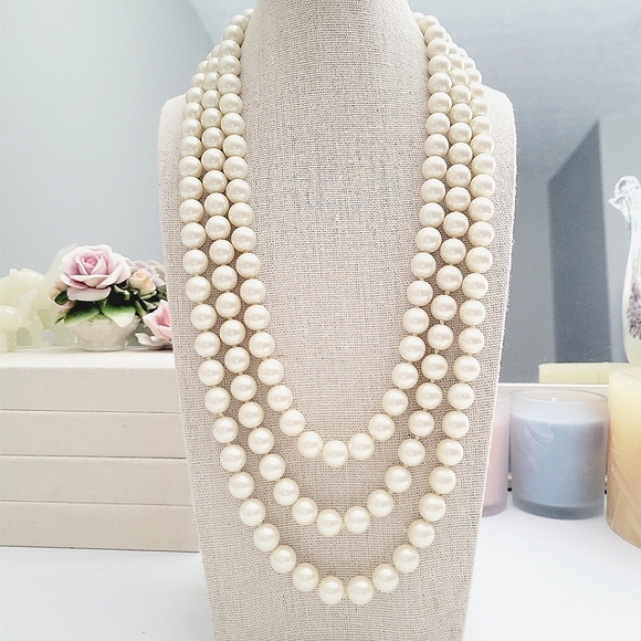 Jewelry - Long glass pearl necklace